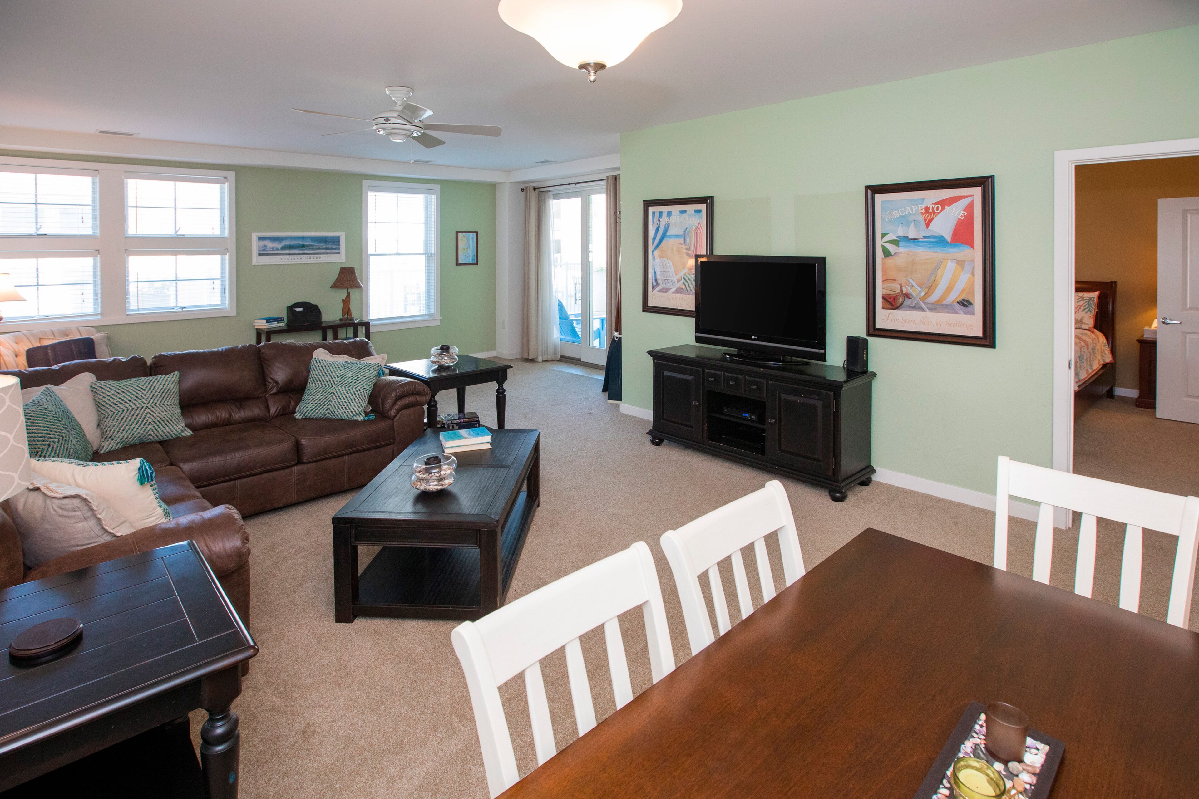 Courtyard condo near the ocean with private W/D, on-site outdoor pool & gym