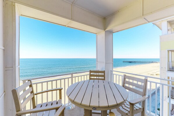 Outdoor dining - Oceanfront, 2-story penthouse with 3 balconies, 3 pools & 2 gyms (Virginia Beach)