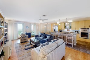 TV, DVD-spiller og stereoanlegg