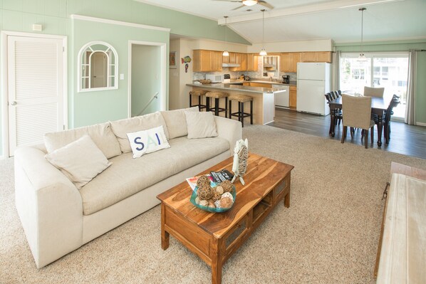 TV - Canal-front home w/private pool, hot tub, fishing dock, walk to the beach,2 dogs (Virginia Beach)