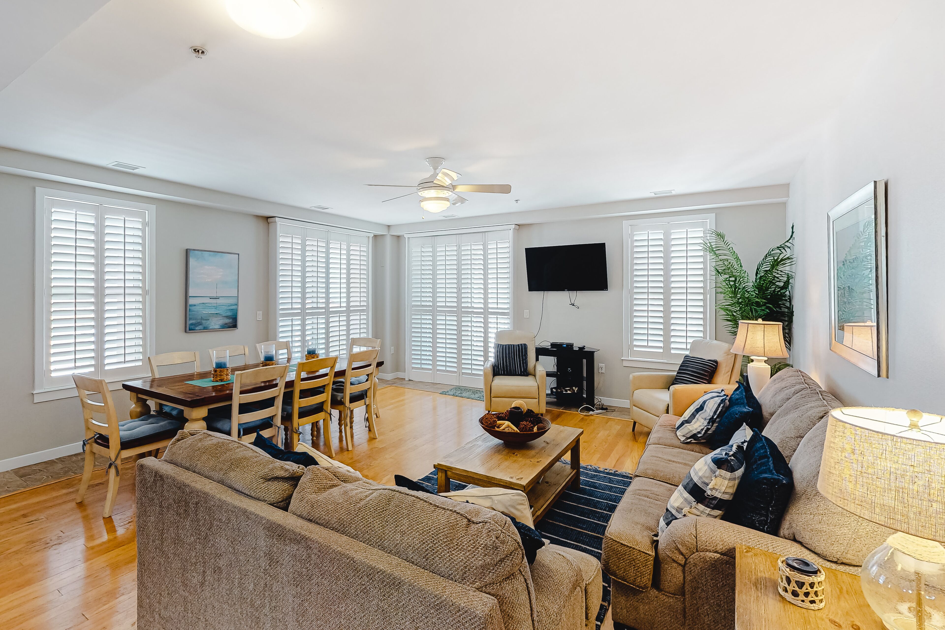 Ocean-view condo with private balcony, W/D, 3 pools, fitness center & AC