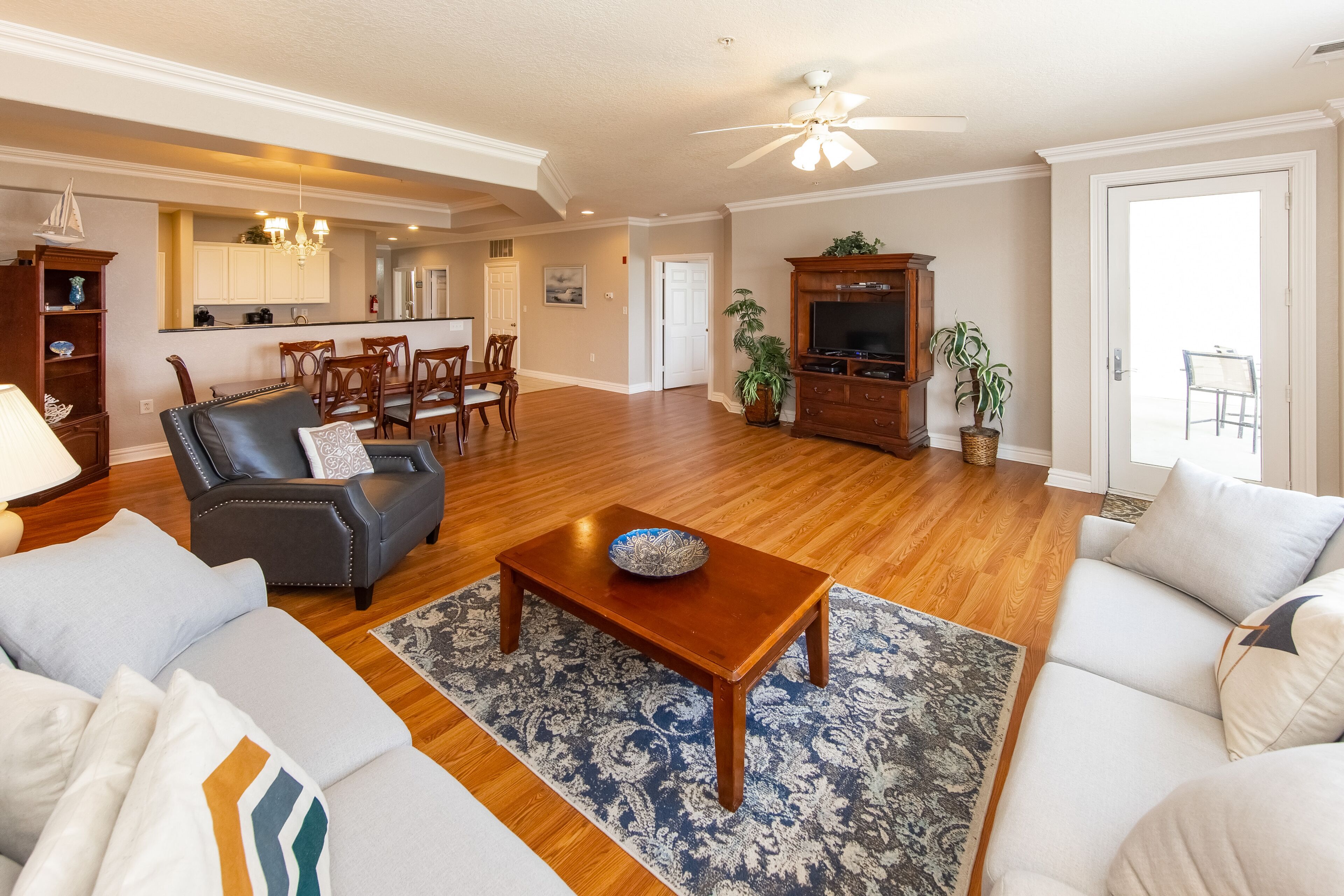 Southside condo with ocean view, easy beach access, fast WiFi & on-site pool/gym