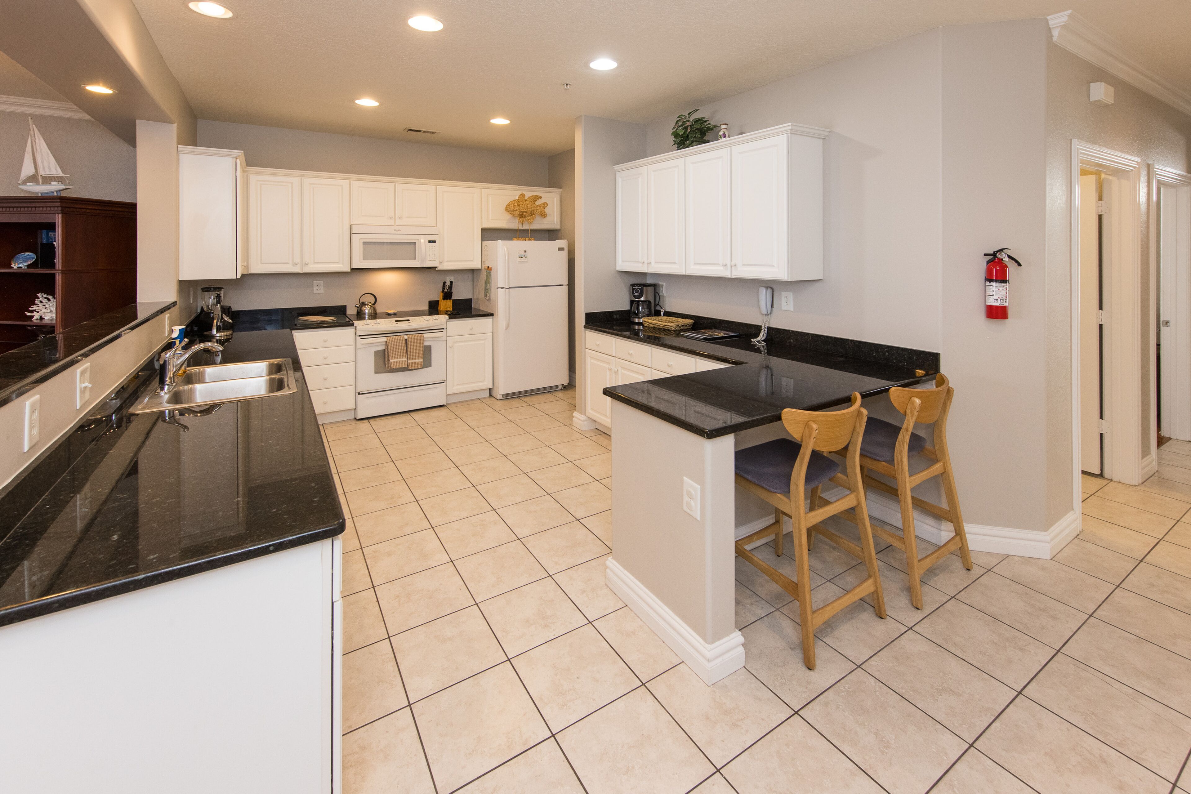 Southside condo with ocean view, easy beach access, fast WiFi & on-site pool/gym