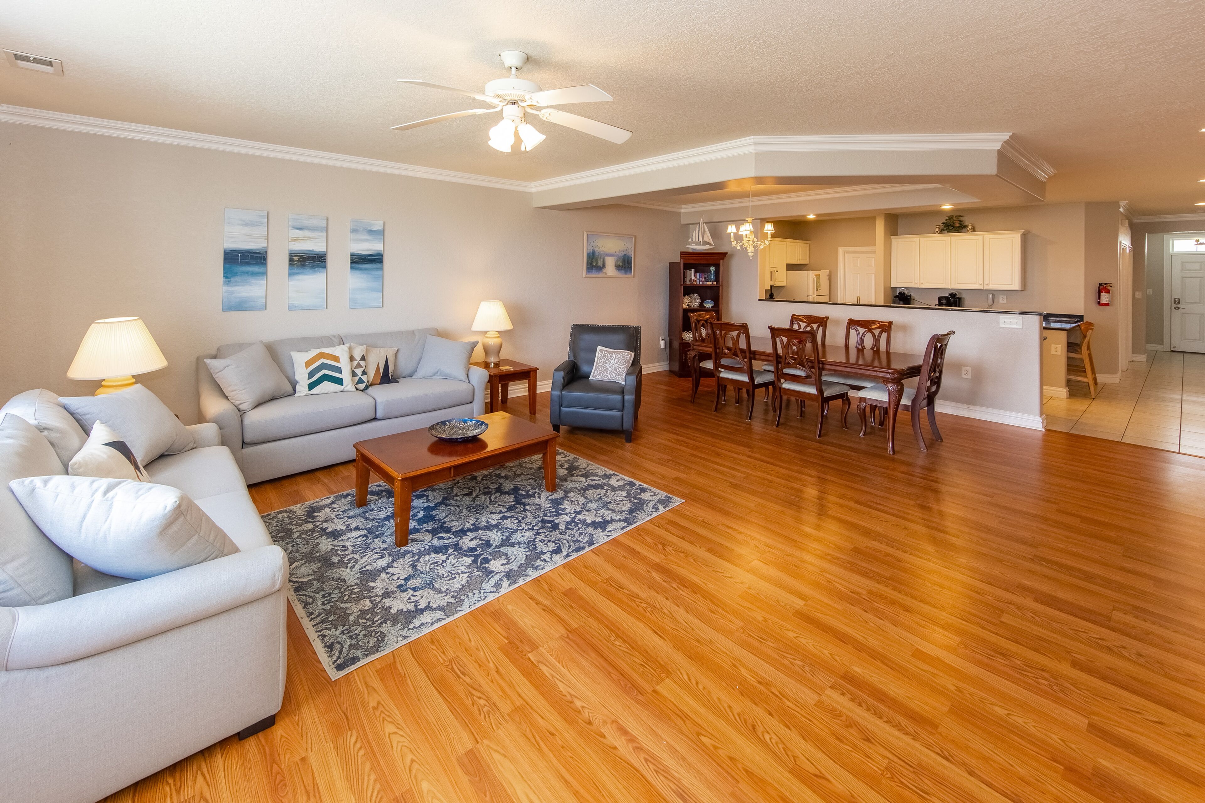 Southside condo with ocean view, easy beach access, fast WiFi & on-site pool/gym