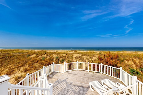 Oceanfront home w/ocean views, WiFi, central AC, balcony, deck, washer/dryer