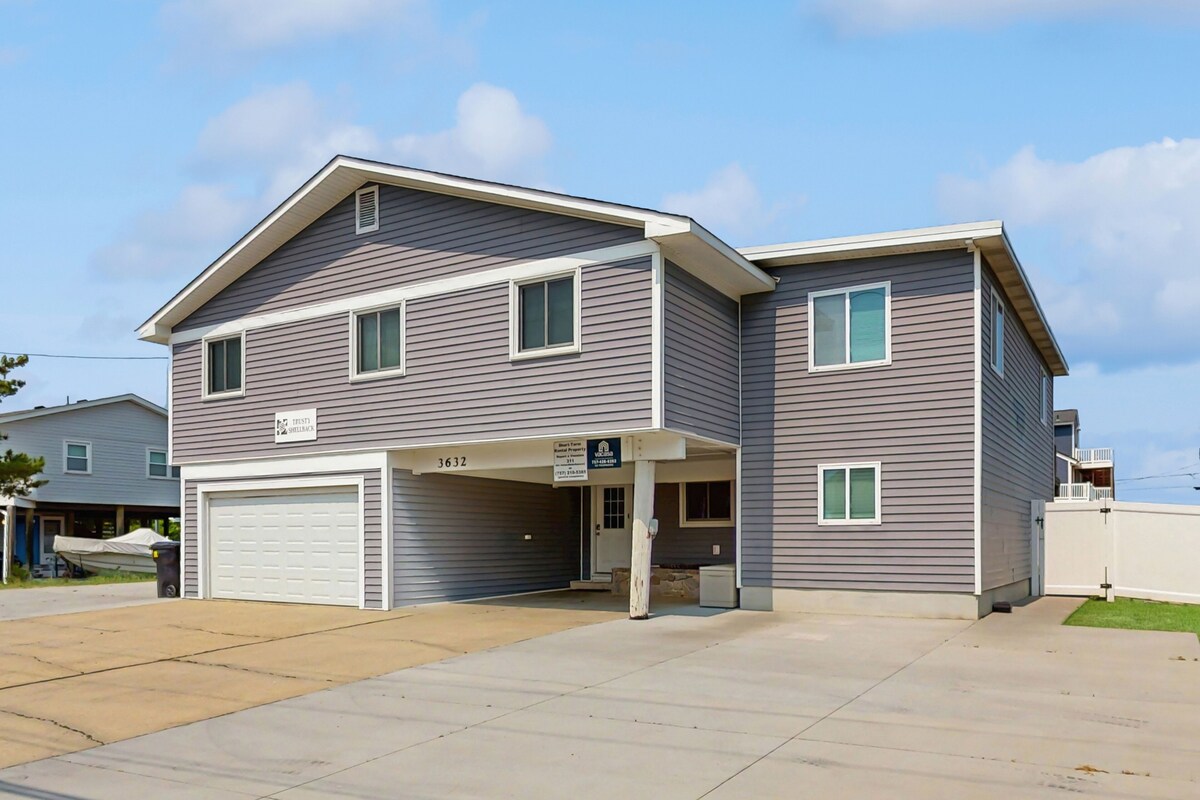 Dog-friendly home close to the beach w/private W/D, WiFi, private pool, AC