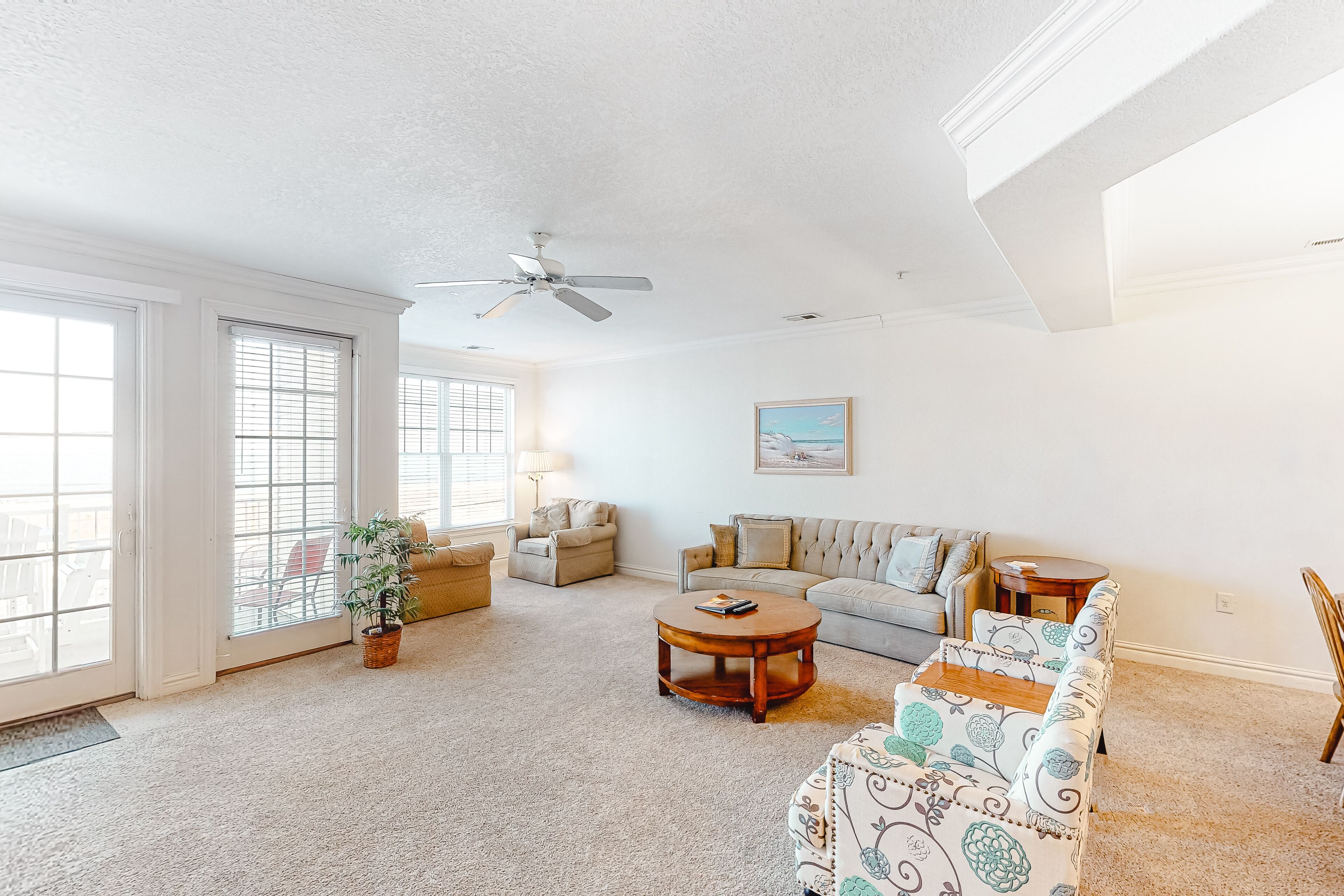 Oceanfront, 2nd-floor condo with balcony, great view, WiFi & on-site pool/gym