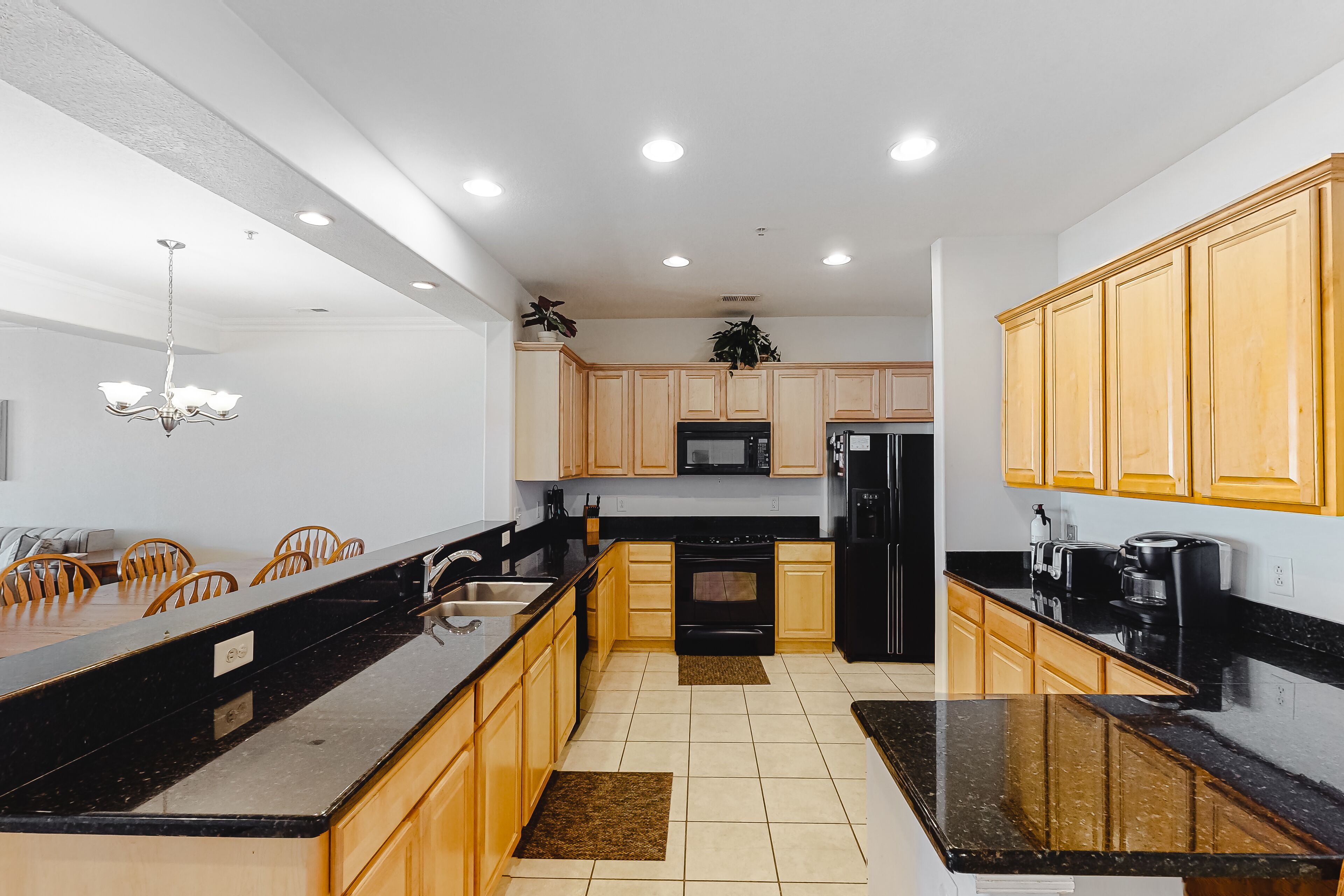 Oceanfront, 2nd-floor condo with balcony, great view, WiFi & on-site pool/gym