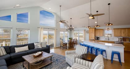 Dogs ok! Bayfront home with private pool, hot tub, game room, AC & Free Wifi