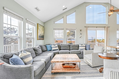 9BR home with private pool, hot tub & 4 min to beach, free WIFI