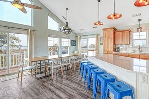 Fridge, microwave, oven, stovetop - 9BR home with private pool, hot tub & 4 min to beach, free WIFI (Virginia Beach)