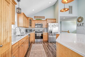 Fridge, microwave, oven, stovetop - 9BR home with private pool, hot tub & 4 min to beach, free WIFI (Virginia Beach)