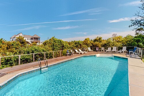 Tranquil home steps from the water w/private pool, WiFi, private washer/dryer