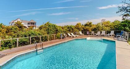 Tranquil home steps from the water w/private pool, WiFi, private washer/dryer