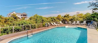 Tranquil home steps from the water w/private pool, WiFi, private washer/dryer