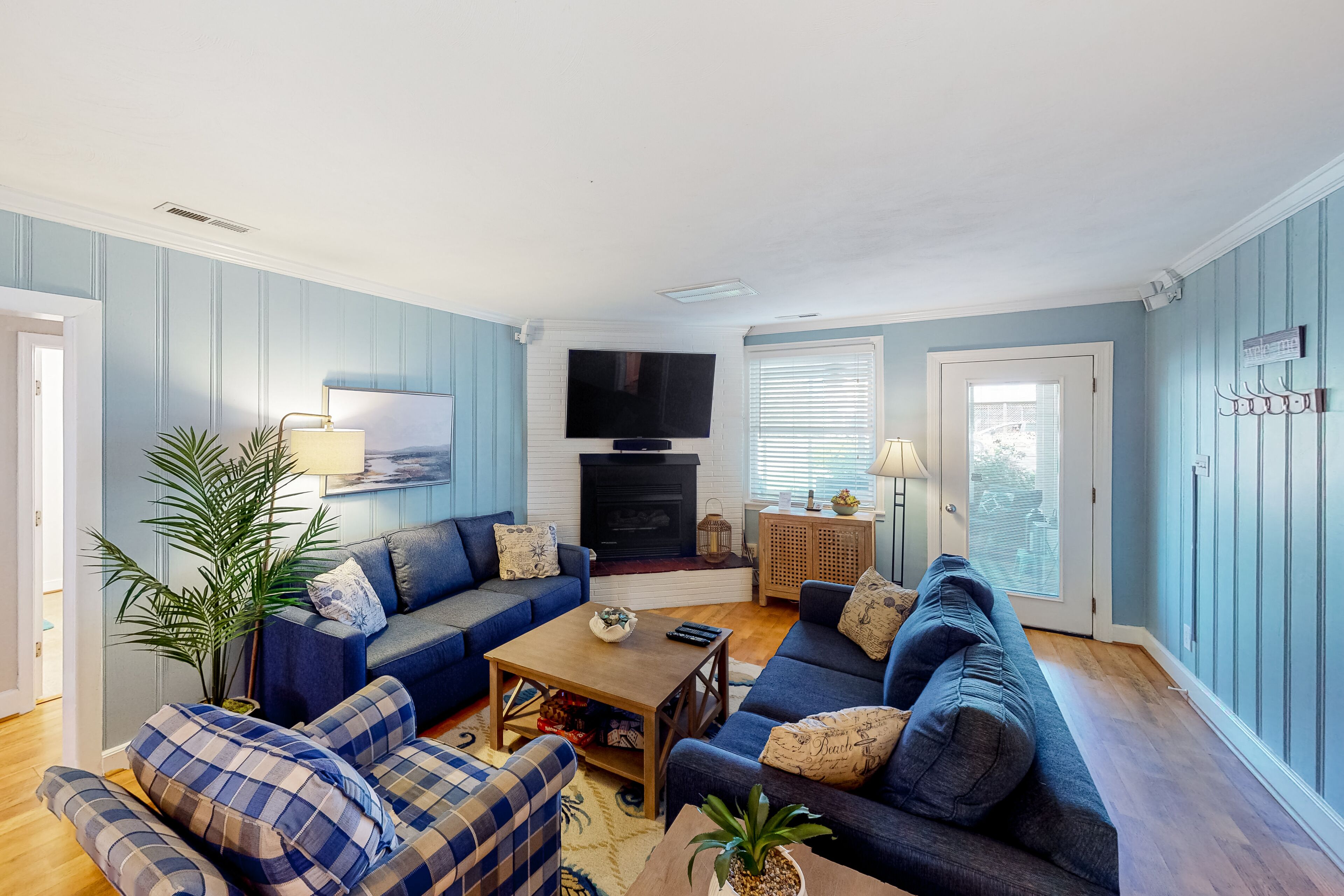 Dog-friendly home w/private pool and washer/dryer, WiFi, central AC, patio, deck