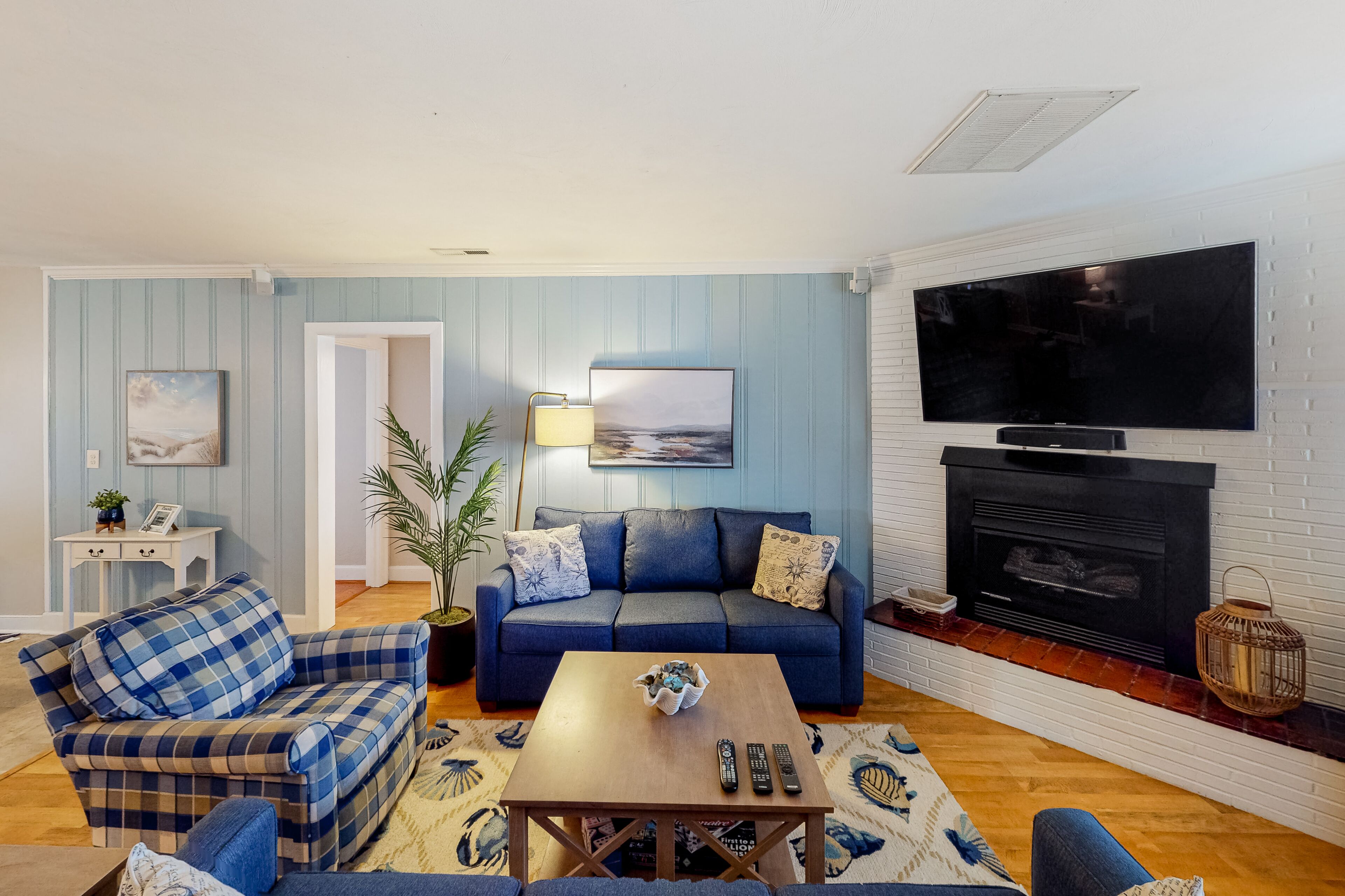 Dog-friendly home w/private pool and washer/dryer, WiFi, central AC, patio, deck