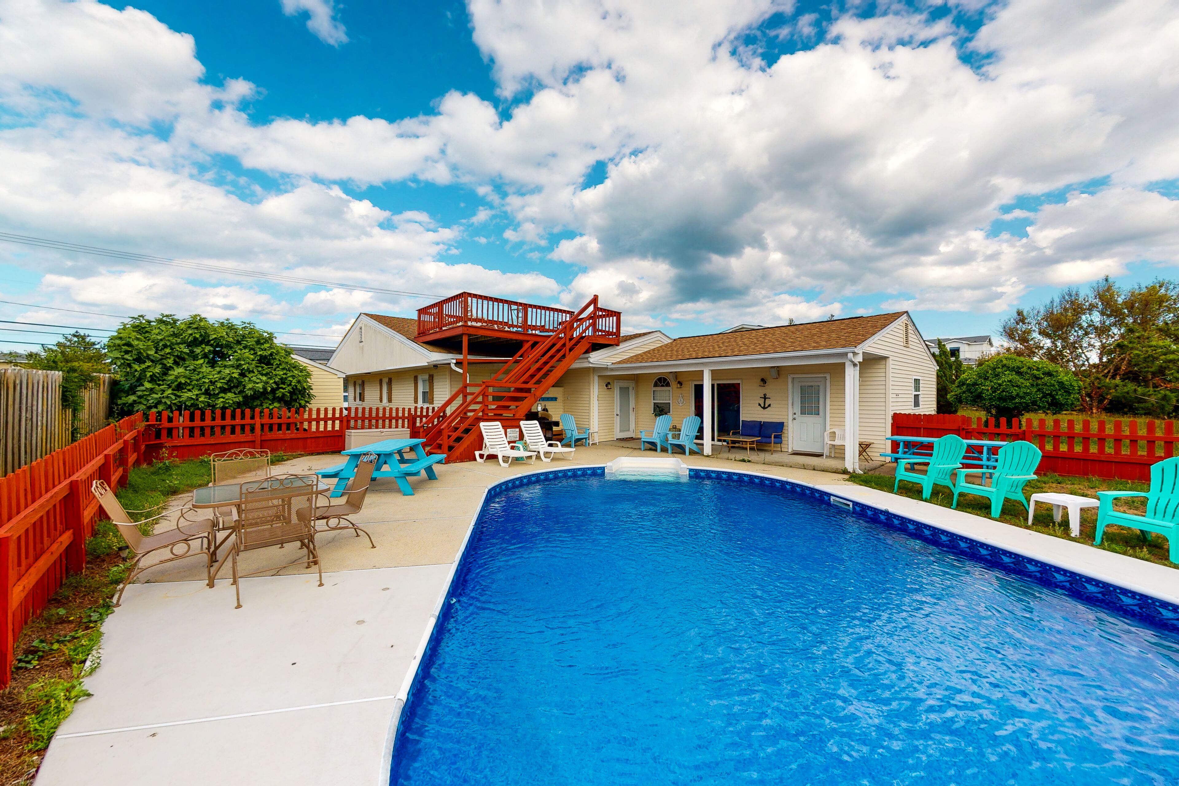 Dog-friendly home w/private pool and washer/dryer, WiFi, central AC, patio, deck