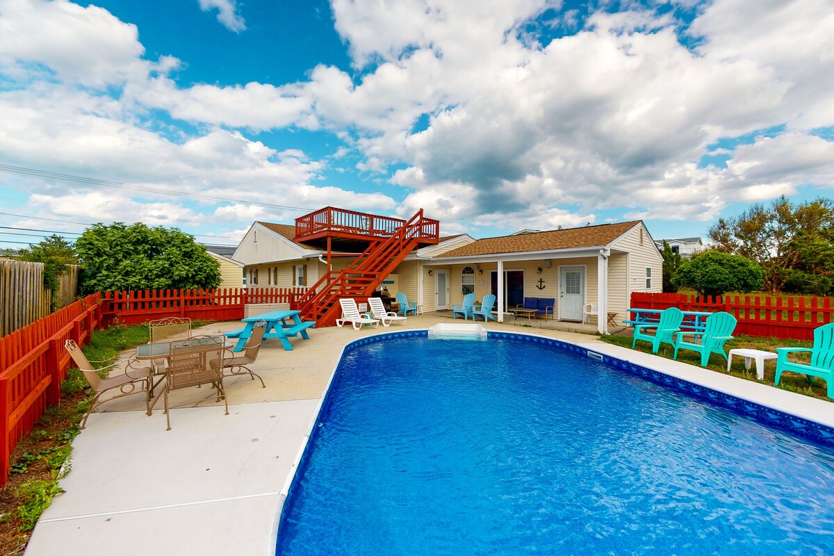 Dog-friendly home w/private pool and washer/dryer, WiFi, central AC, patio, deck