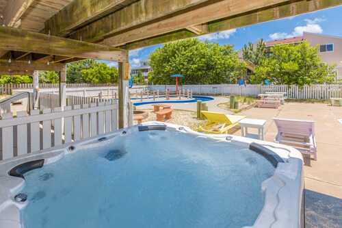 Dog-friendly home with pool, hot tub, lazy river, splash pad, & game room