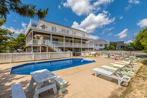 Pool - Dog-friendly home with pool, hot tub, lazy river, splash pad, & game room (Virginia Beach)