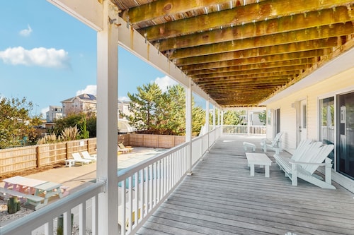 Dog-friendly home with pool, hot tub, lazy river, splash pad, & game room