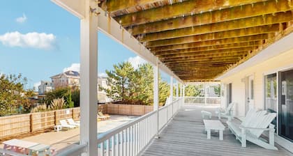 Dog-friendly home with pool, hot tub, lazy river, splash pad, & game room