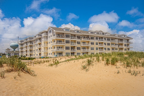 Ocean view condo with balcony, WiFi, on-site pool/gym & easy beach access