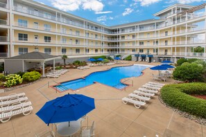 Pool - Ocean view condo with balcony, WiFi, on-site pool/gym & easy beach access (Virginia Beach)