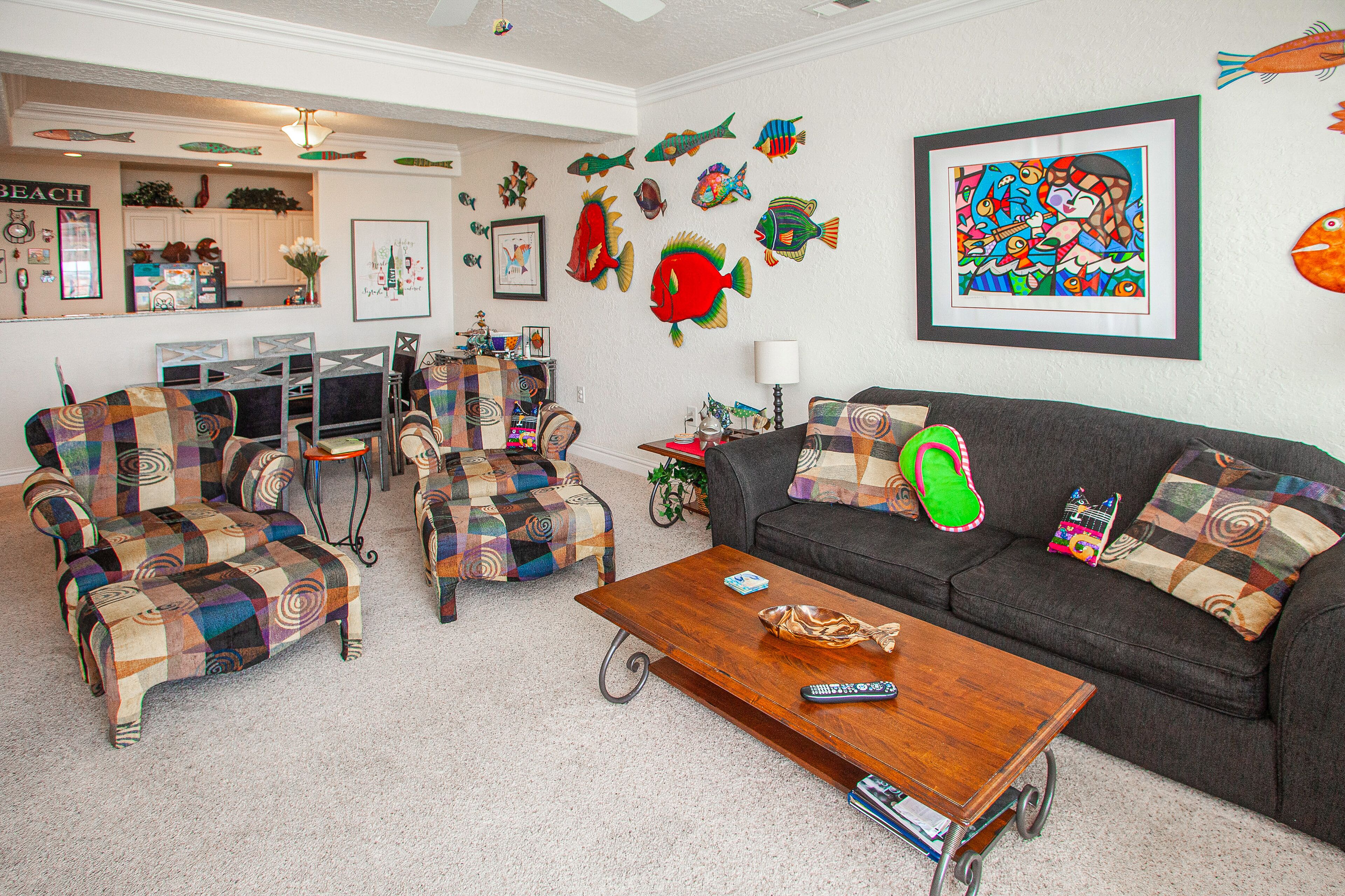 Ocean view condo with balcony, WiFi, on-site pool/gym & easy beach access