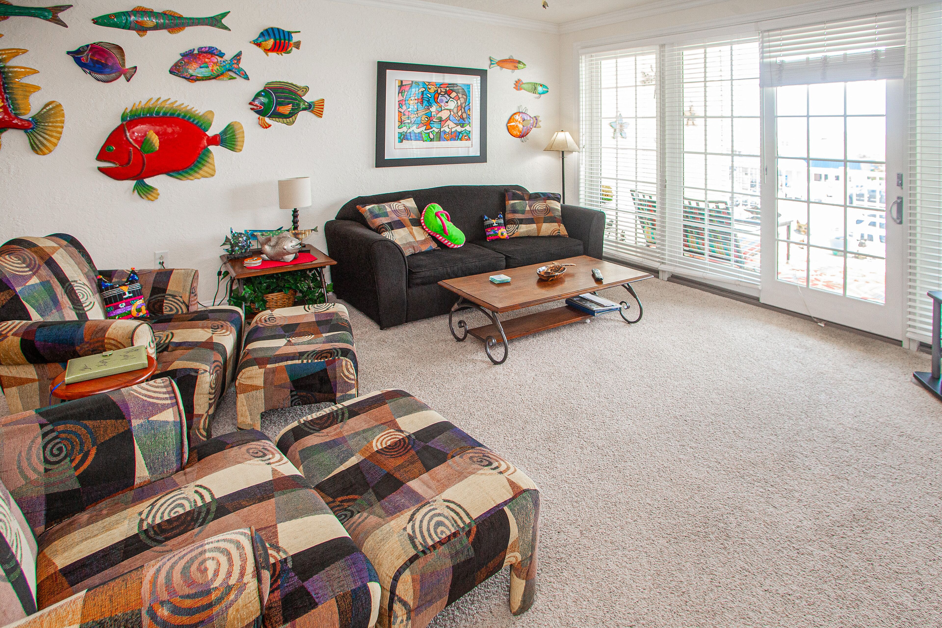 Ocean view condo with balcony, WiFi, on-site pool/gym & easy beach access