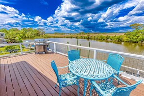 Outdoor dining - Attractive canal-front home w/private pool, WiFi, washer/dryer, central AC, deck (Virginia Beach)