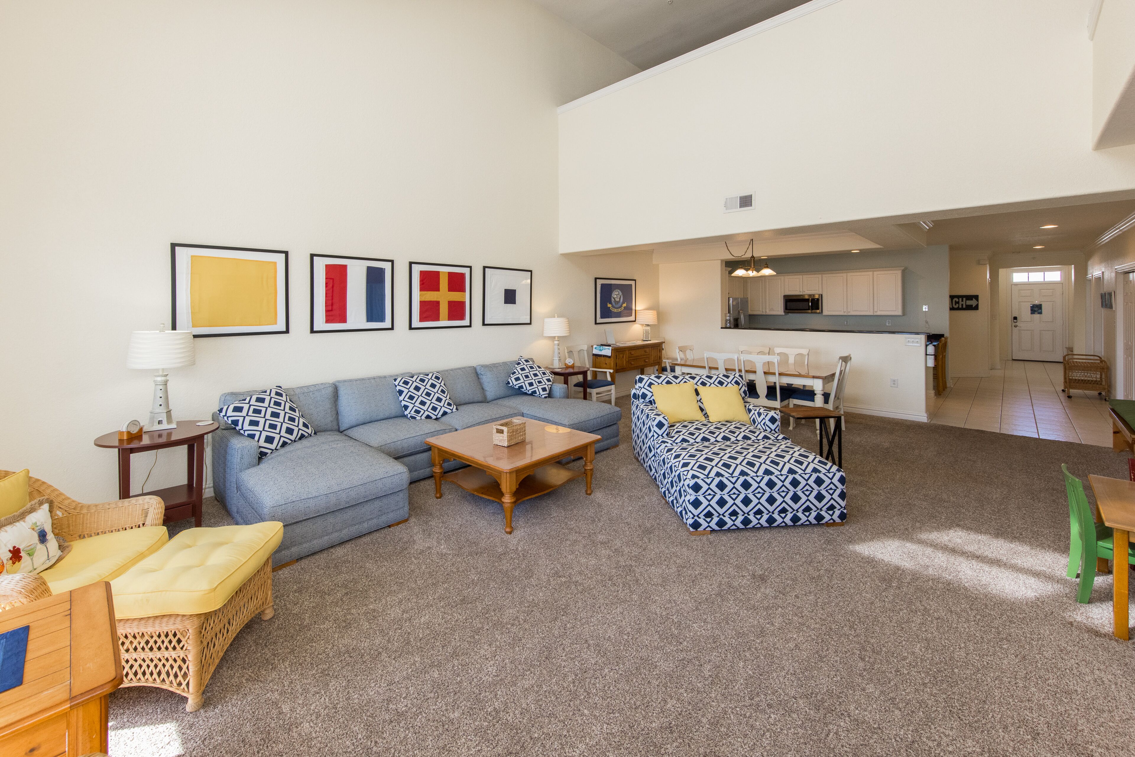 Southside, 2-level condo with big ocean views, balcony, WiFi & on-site pool/gym