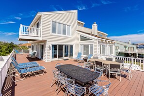 Outdoor dining - Lovely, contemporary home w/private pool/hot tub, easy beach access, central AC (Virginia Beach)