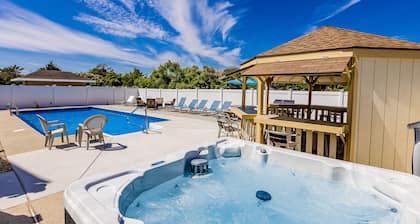 Lovely, contemporary home w/private pool/hot tub, easy beach access, central AC