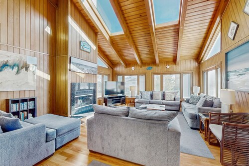 Lovely, contemporary home w/private pool/hot tub, easy beach access, central AC