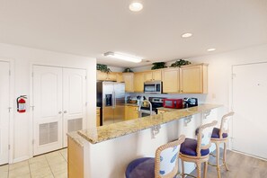 Fridge, microwave, oven, stovetop - Beautiful home close to the Atlantic w/shared pool, private washer/dryer, WiFi (Virginia Beach)