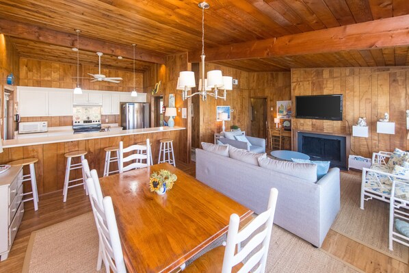 TV, DVD player, table tennis - Wonderful cottage w/Ping-Pong Table, WiFi, central AC, Deck - across from beach (Virginia Beach)