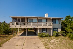 Exterior - Wonderful cottage w/Ping-Pong Table, WiFi, central AC, Deck - across from beach (Virginia Beach)