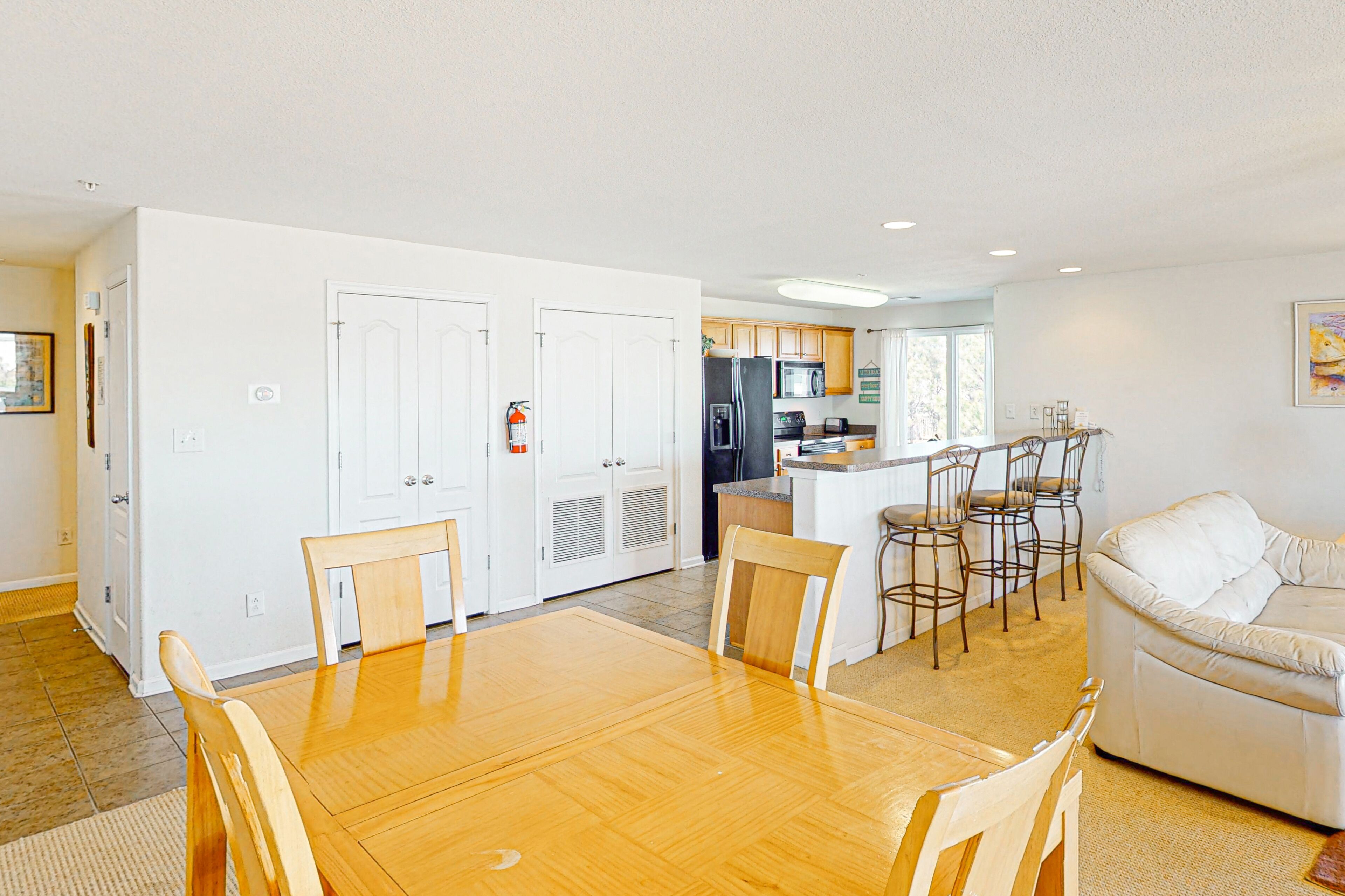 Beautiful home just 1 block from the beach w/shared pool, private washer/dryer