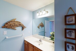 Towels - 1st-floor condo 1 block from the beach w/private washer & dryer & shared pool (Virginia Beach)