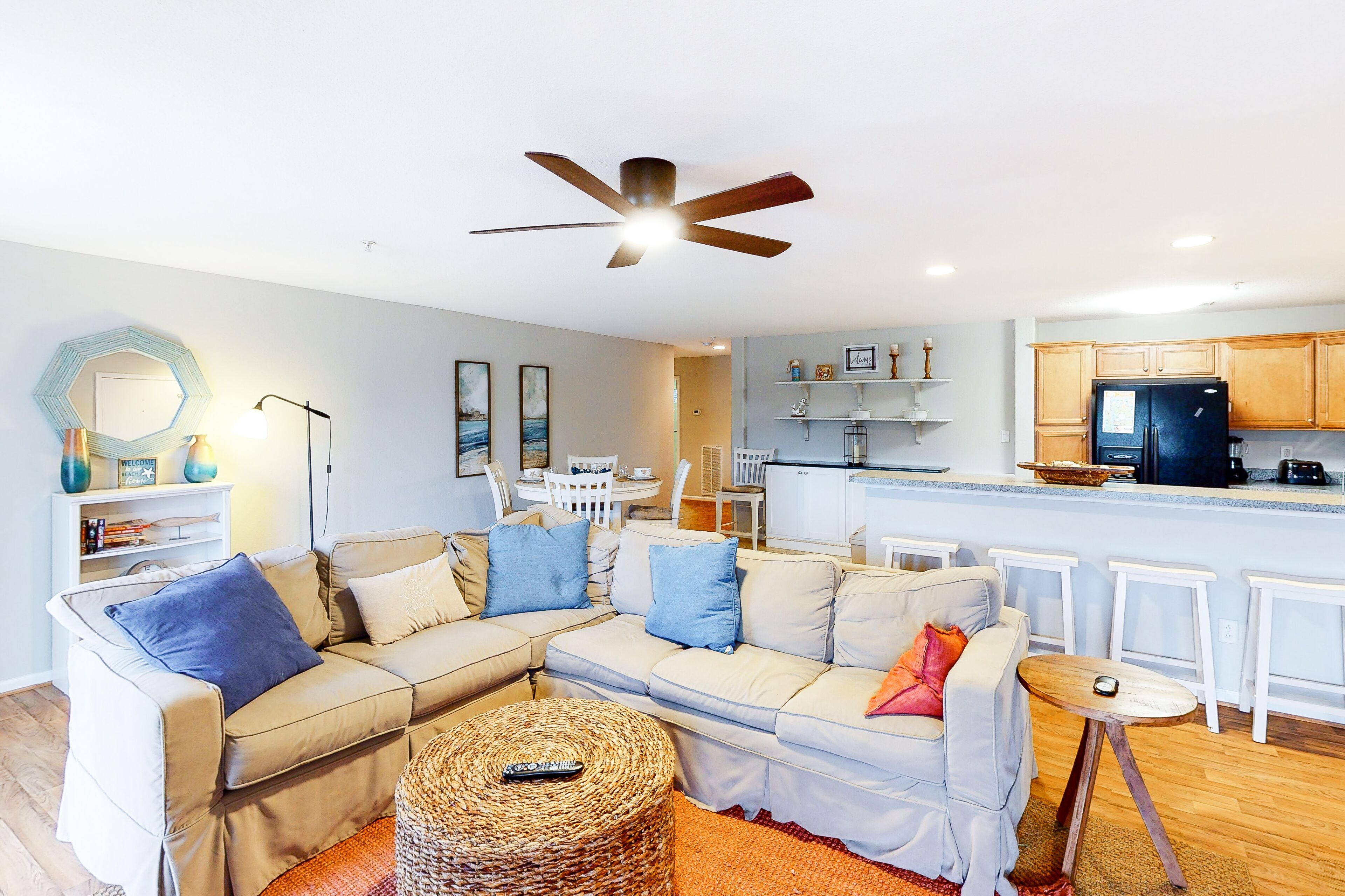 1st-floor condo 1 block from the beach w/private washer & dryer & shared pool