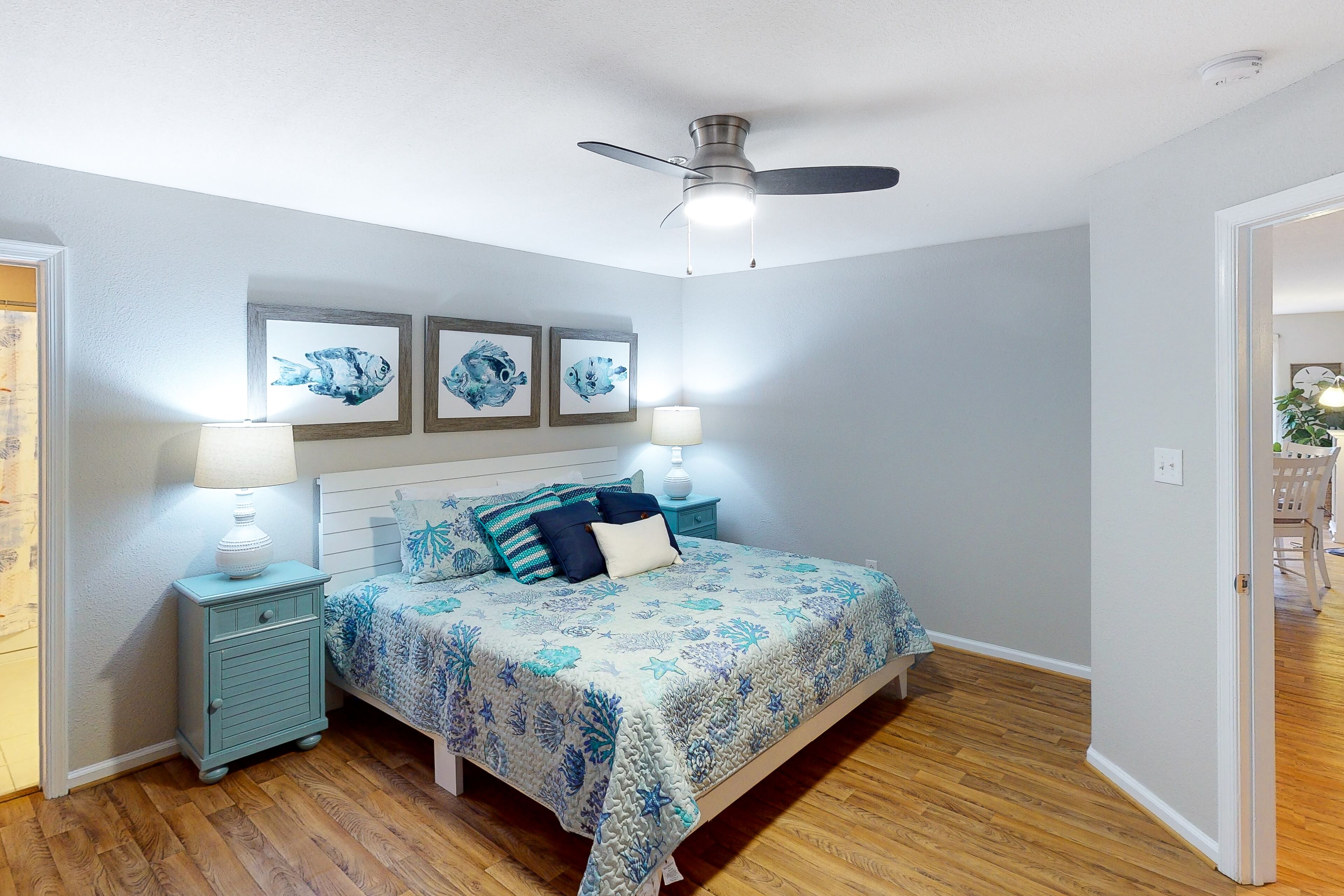 1st-floor condo 1 block from the beach w/private washer & dryer & shared pool