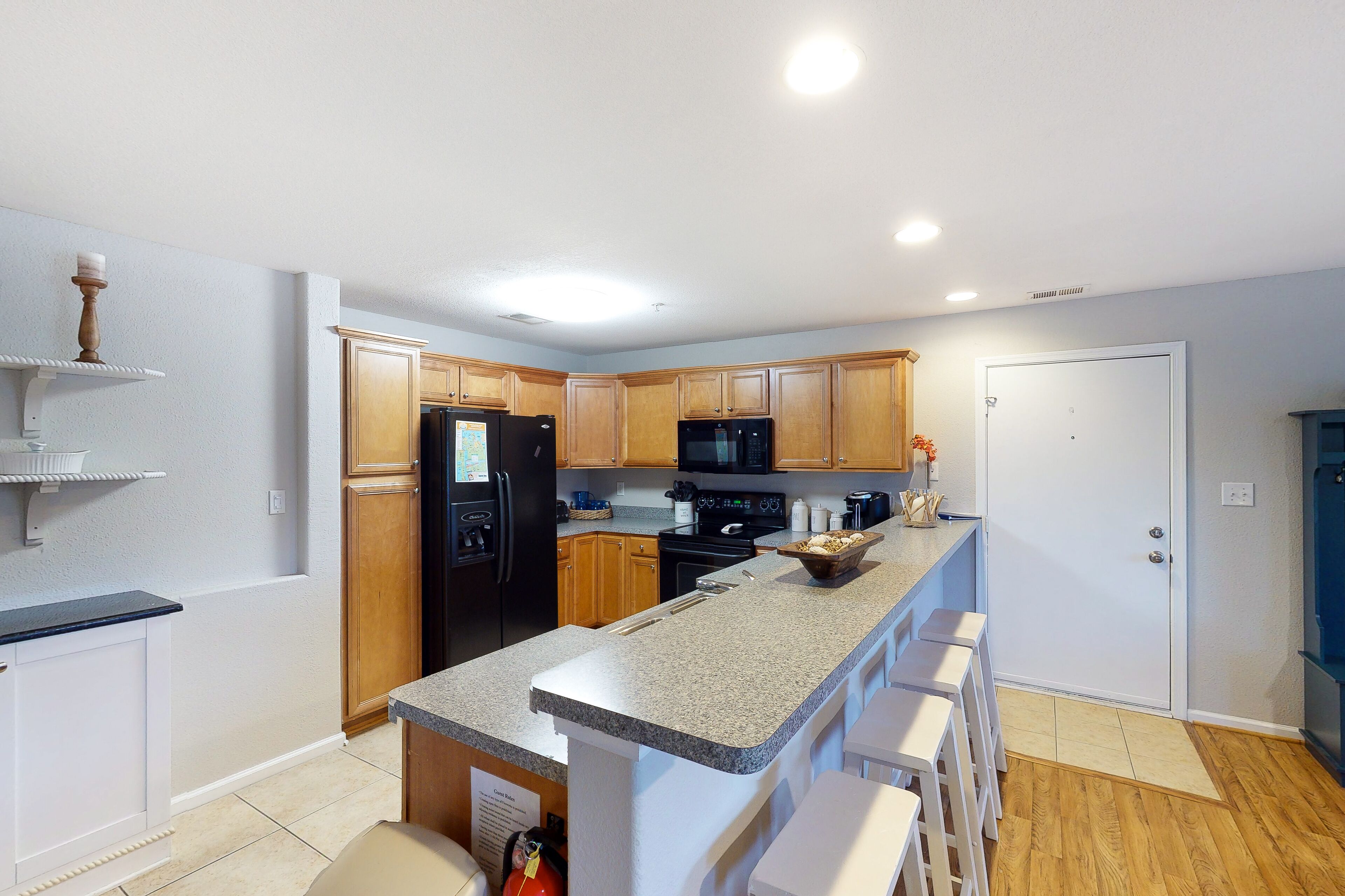 1st-floor condo 1 block from the beach w/private washer & dryer & shared pool