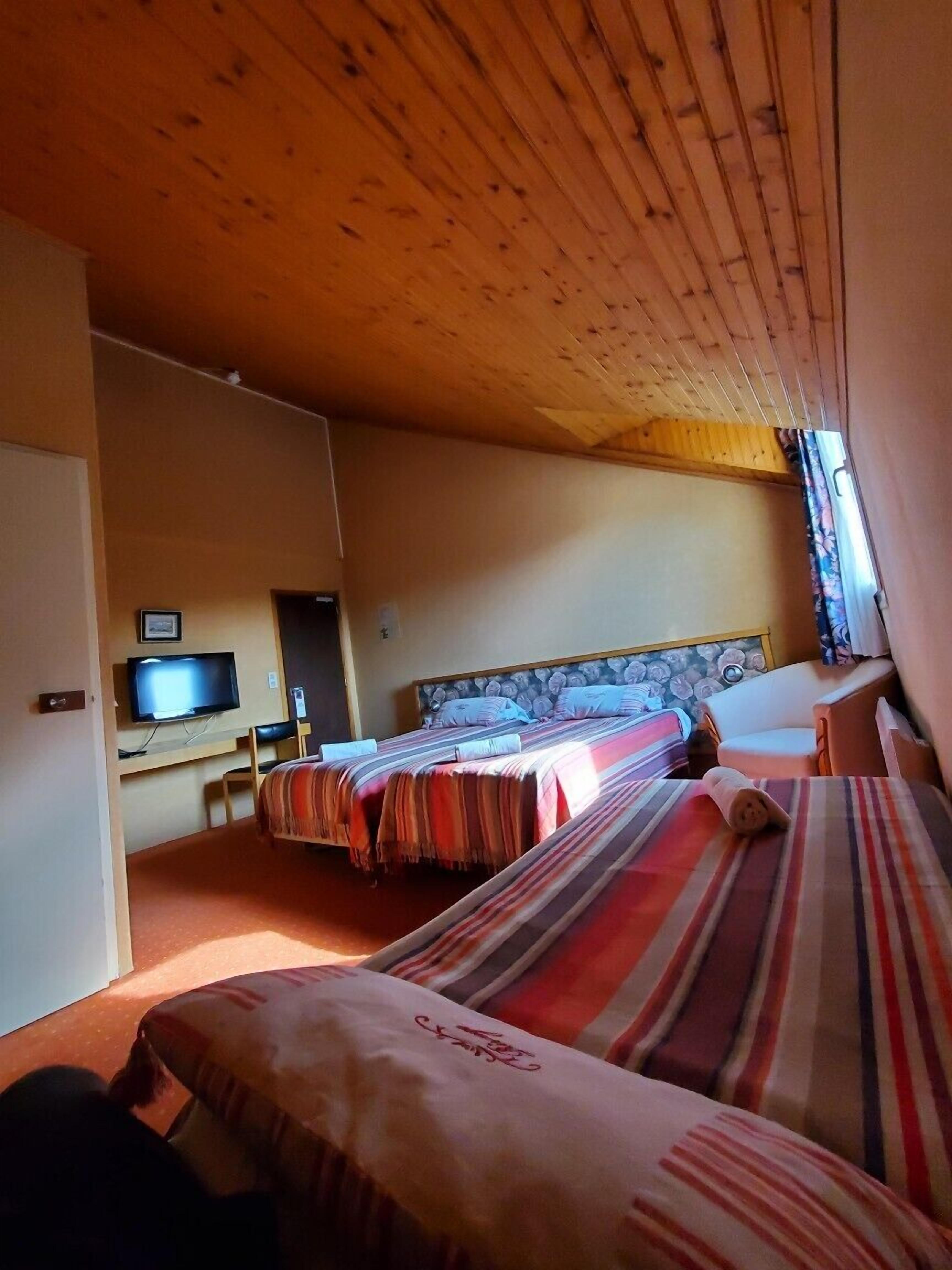 Quarto triplo básico | Espaço de trabalho para notebook, cortinas blackout