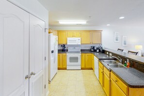 Frigorifero, microonde, forno, piano cottura