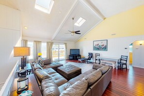 Una televisión, un reproductor de DVD, un futbolín