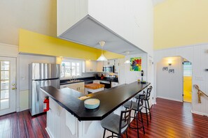 Full-sized fridge, microwave, oven, stovetop - Wonderful home on the bay with private dock and pool, WiFi, washer/dryer (Virginia Beach)