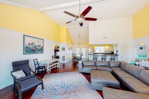 Una televisión, un reproductor de DVD, un futbolín