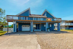 Exterior - Wonderful home on the bay with private dock and pool, WiFi, washer/dryer (Virginia Beach)